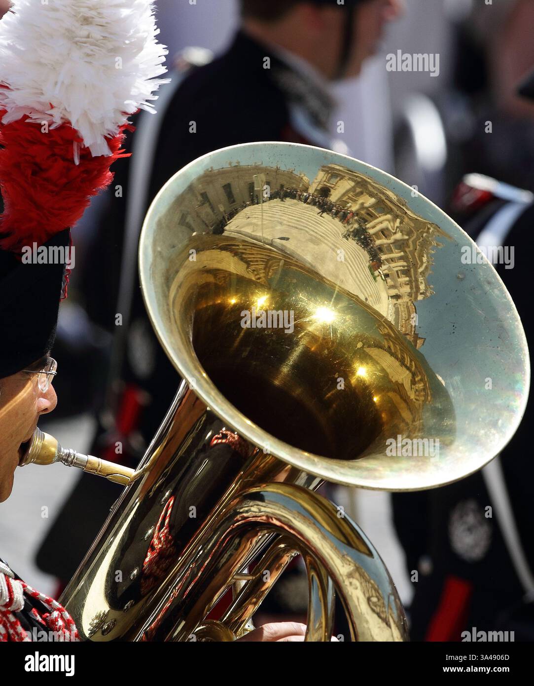 6 giugno 2014 - Stato della città del Vaticano (Santa sede) - PAPA FRANCESCO durante un'udienza generale speciale per il bicentenario dei membri della polizia militare nazionale dei Carabinieri in Piazza San Pietro in Vaticano. (Immagine di credito: © Evandro Inetti/ZUMAPRESS.com) Foto Stock