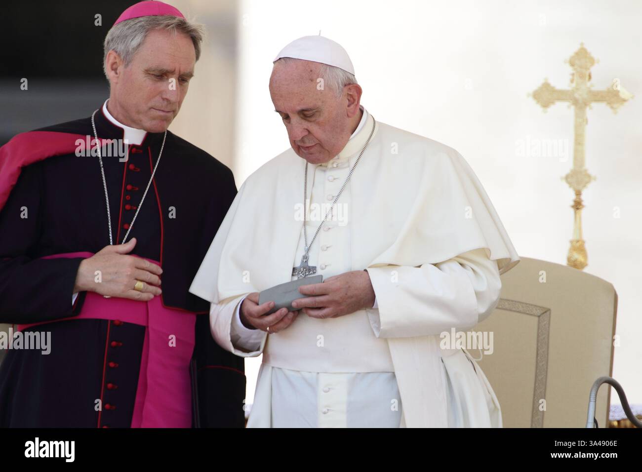 6 giugno 2014 - Stato della città del Vaticano (Santa sede) - PAPA FRANCESCO durante un'udienza generale speciale per il bicentenario dei membri della polizia militare nazionale dei Carabinieri in Piazza San Pietro in Vaticano. (Immagine di credito: © Evandro Inetti/ZUMAPRESS.com) Foto Stock