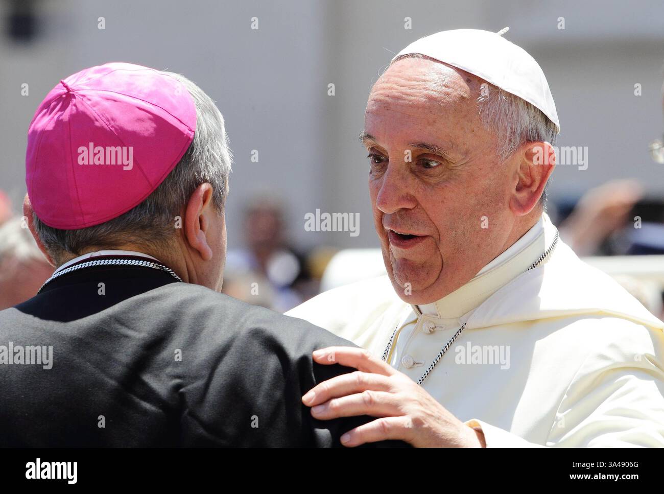 6 giugno 2014 - Stato della città del Vaticano (Santa sede) - PAPA FRANCESCO durante un'udienza generale speciale per il bicentenario dei membri della polizia militare nazionale dei Carabinieri in Piazza San Pietro in Vaticano. (Immagine di credito: © Evandro Inetti/ZUMAPRESS.com) Foto Stock