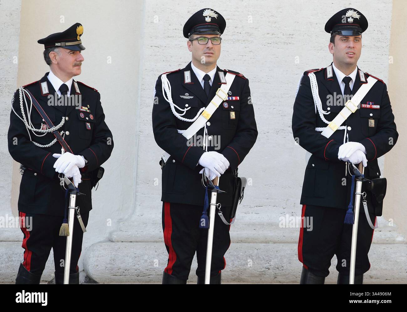 6 giugno 2014 - Stato della città del Vaticano (Santa sede) - PAPA FRANCESCO durante un'udienza generale speciale per il bicentenario dei membri della polizia militare nazionale dei Carabinieri in Piazza San Pietro in Vaticano. (Immagine di credito: © Evandro Inetti/ZUMAPRESS.com) Foto Stock