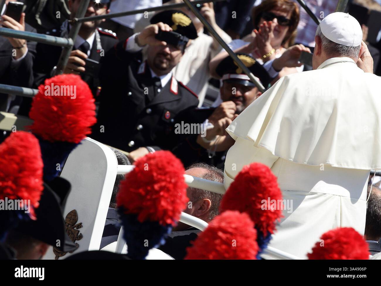 6 giugno 2014 - Stato della città del Vaticano (Santa sede) - PAPA FRANCESCO durante un'udienza generale speciale per il bicentenario dei membri della polizia militare nazionale dei Carabinieri in Piazza San Pietro in Vaticano. (Immagine di credito: © Evandro Inetti/ZUMAPRESS.com) Foto Stock
