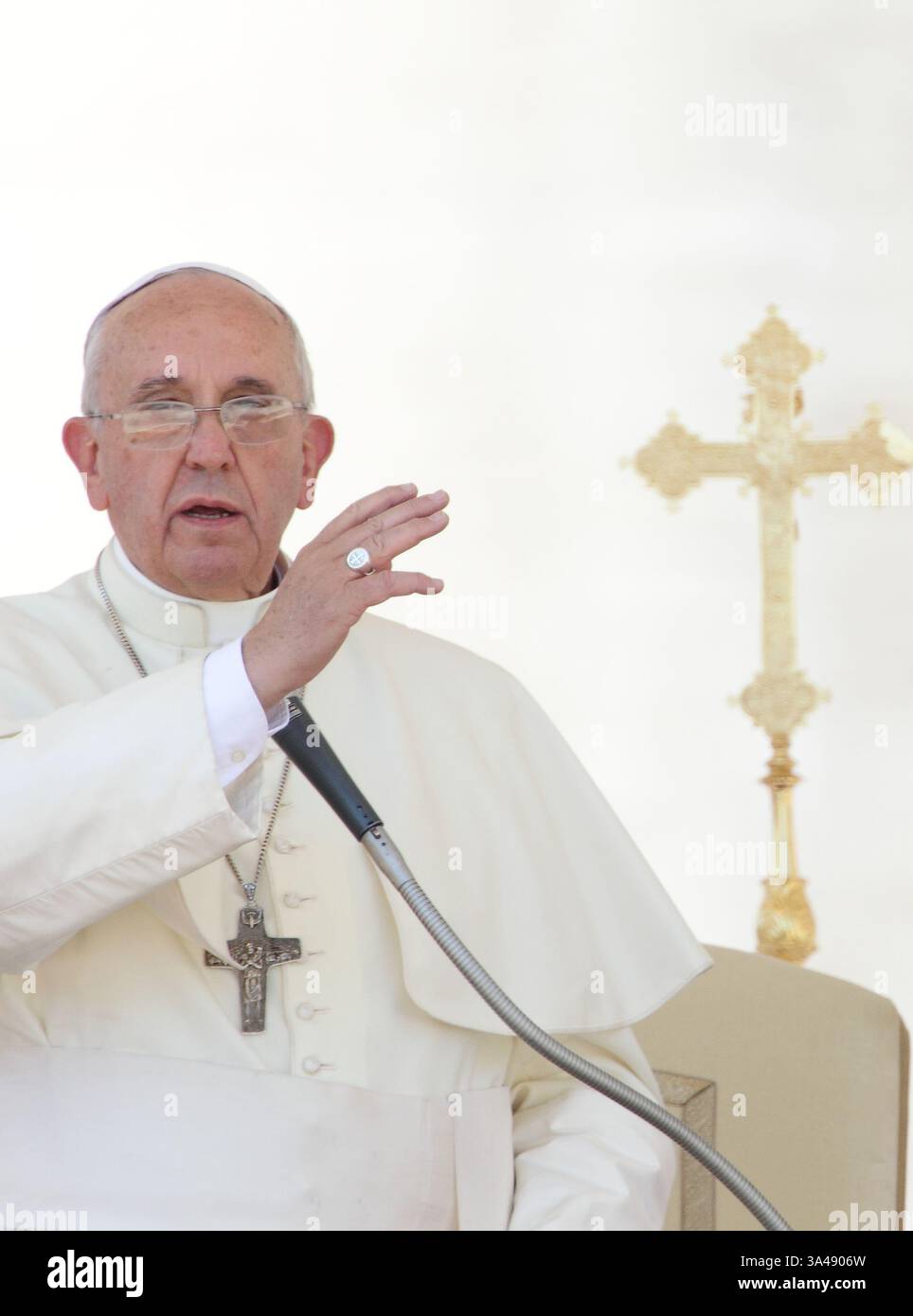 6 giugno 2014 - Stato della città del Vaticano (Santa sede) - PAPA FRANCESCO durante un'udienza generale speciale per il bicentenario dei membri della polizia militare nazionale dei Carabinieri in Piazza San Pietro in Vaticano. (Immagine di credito: © Evandro Inetti/ZUMAPRESS.com) Foto Stock