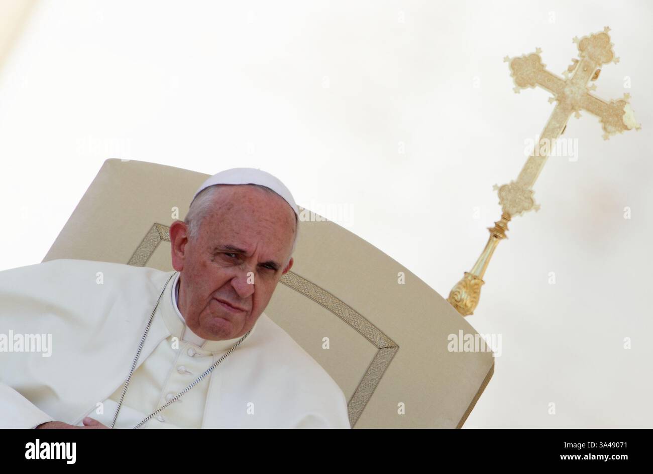 6 giugno 2014 - Stato della città del Vaticano (Santa sede) - PAPA FRANCESCO durante un'udienza generale speciale per il bicentenario dei membri della polizia militare nazionale dei Carabinieri in Piazza San Pietro in Vaticano. (Immagine di credito: © Evandro Inetti/ZUMAPRESS.com) Foto Stock