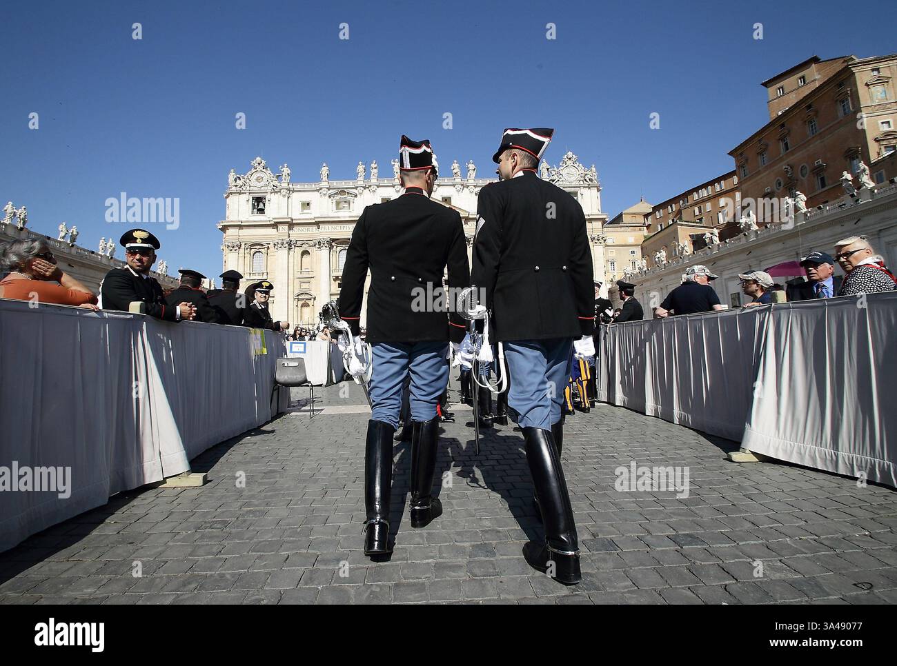 6 giugno 2014 - Stato della città del Vaticano (Santa sede) - PAPA FRANCESCO durante un'udienza generale speciale per il bicentenario dei membri della polizia militare nazionale dei Carabinieri in Piazza San Pietro in Vaticano. (Immagine di credito: © Evandro Inetti/ZUMAPRESS.com) Foto Stock