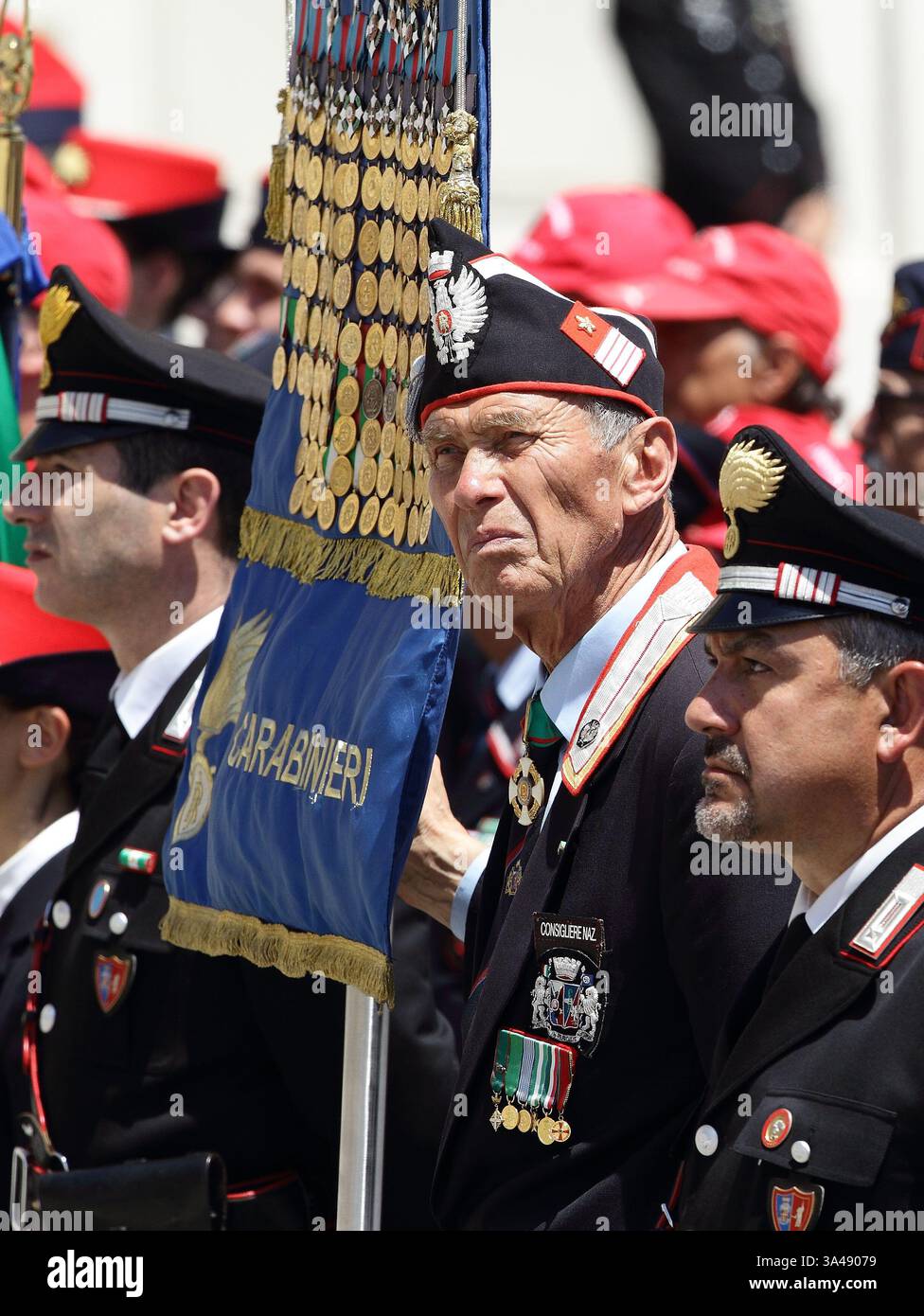6 giugno 2014 - Stato della città del Vaticano (Santa sede) - PAPA FRANCESCO durante un'udienza generale speciale per il bicentenario dei membri della polizia militare nazionale dei Carabinieri in Piazza San Pietro in Vaticano. (Immagine di credito: © Evandro Inetti/ZUMAPRESS.com) Foto Stock