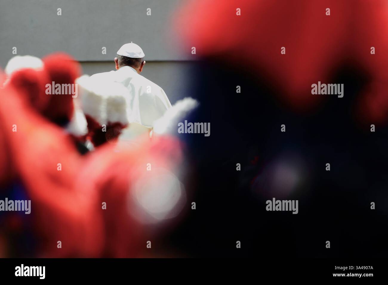 6 giugno 2014 - Stato della città del Vaticano (Santa sede) - PAPA FRANCESCO durante un'udienza generale speciale per il bicentenario dei membri della polizia militare nazionale dei Carabinieri in Piazza San Pietro in Vaticano. (Immagine di credito: © Evandro Inetti/ZUMAPRESS.com) Foto Stock