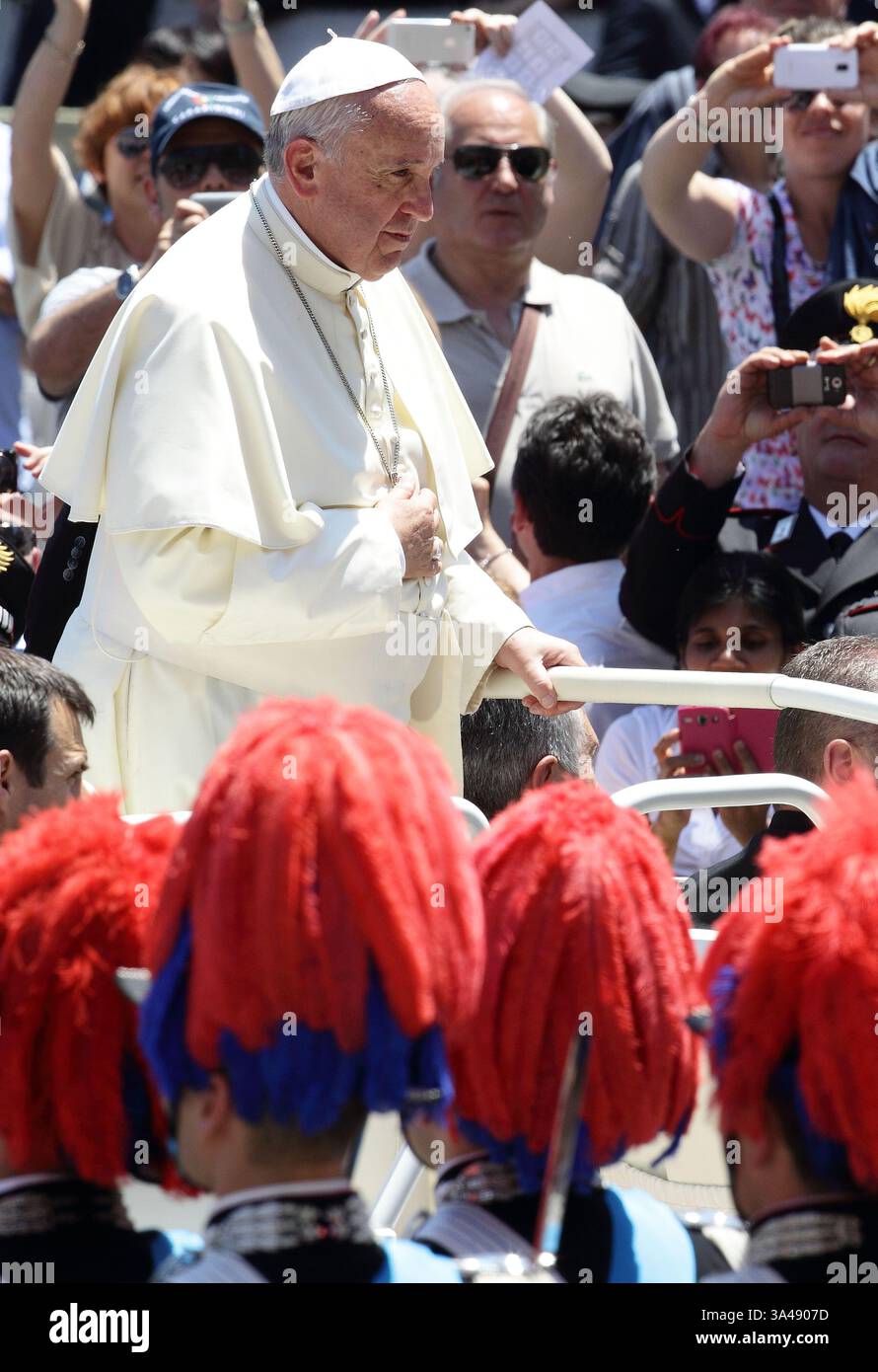 6 giugno 2014 - Stato della città del Vaticano (Santa sede) - PAPA FRANCESCO durante un'udienza generale speciale per il bicentenario dei membri della polizia militare nazionale dei Carabinieri in Piazza San Pietro in Vaticano. (Immagine di credito: © Evandro Inetti/ZUMAPRESS.com) Foto Stock