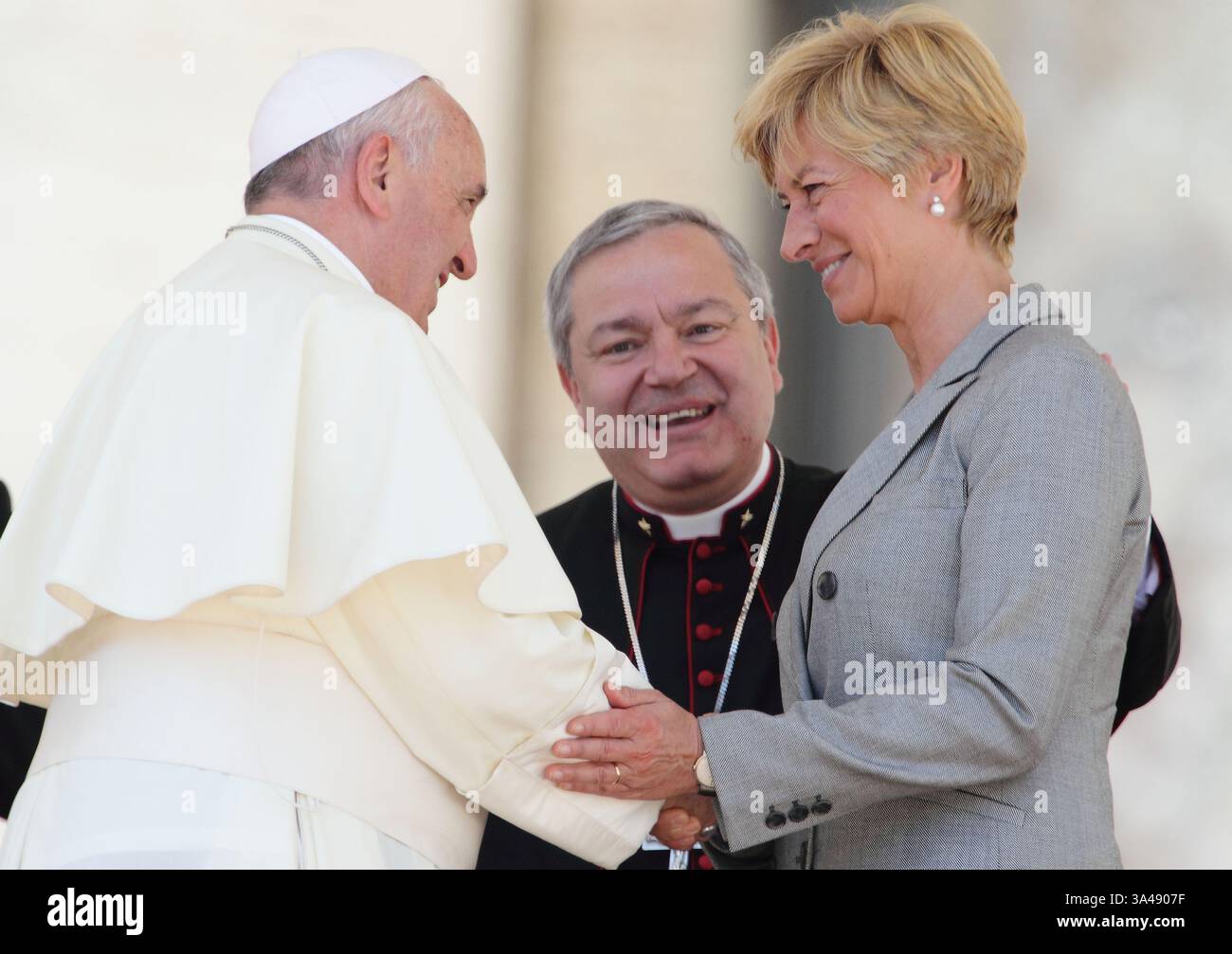 6 giugno 2014 - Stato della città del Vaticano (Santa sede) - PAPA FRANCESCO durante un'udienza generale speciale per il bicentenario dei membri della polizia militare nazionale dei Carabinieri in Piazza San Pietro in Vaticano. (Immagine di credito: © Evandro Inetti/ZUMAPRESS.com) Foto Stock