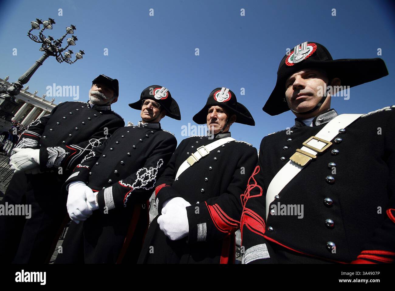 6 giugno 2014 - Stato della città del Vaticano (Santa sede) - PAPA FRANCESCO durante un'udienza generale speciale per il bicentenario dei membri della polizia militare nazionale dei Carabinieri in Piazza San Pietro in Vaticano. (Immagine di credito: © Evandro Inetti/ZUMAPRESS.com) Foto Stock