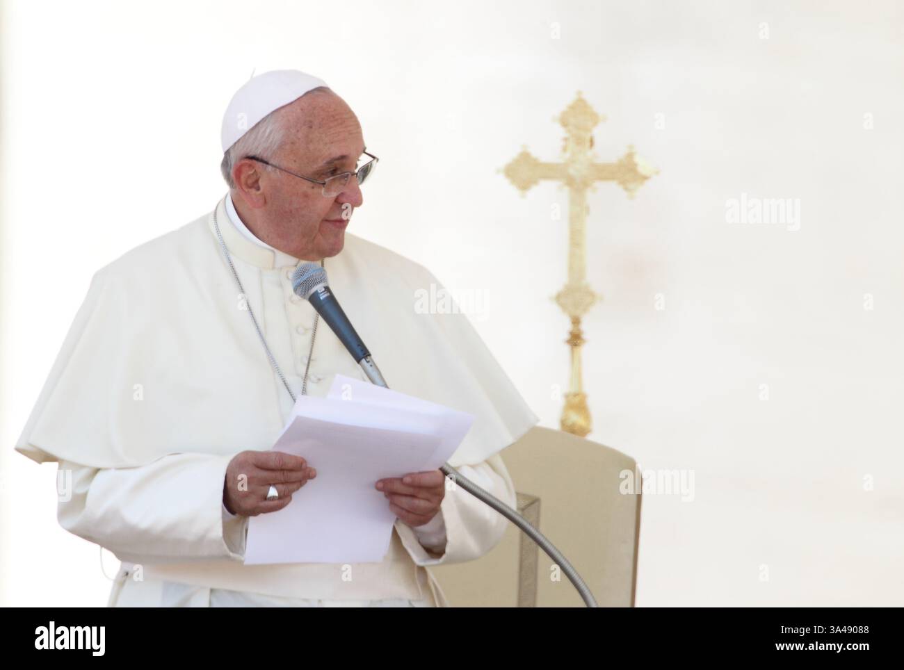 6 giugno 2014 - Stato della città del Vaticano (Santa sede) - PAPA FRANCESCO durante un'udienza generale speciale per il bicentenario dei membri della polizia militare nazionale dei Carabinieri in Piazza San Pietro in Vaticano. (Immagine di credito: © Evandro Inetti/ZUMAPRESS.com) Foto Stock