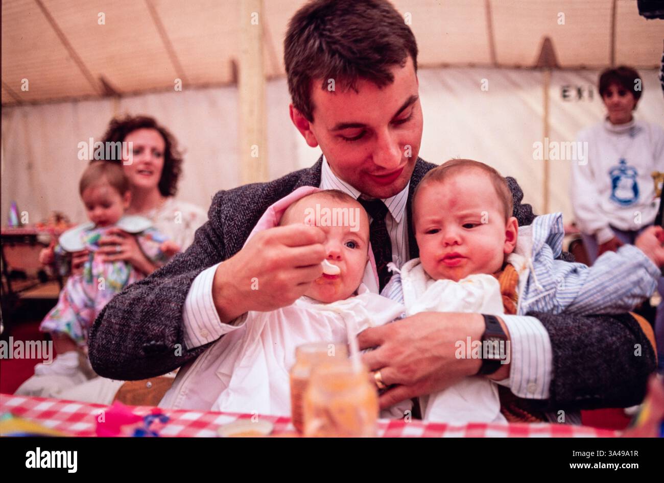 Londra Inghilterra Un raduno di genitori e dei loro figli tutti nati a causa di IVF, Hyde Park, fine anni '1980 Foto Stock