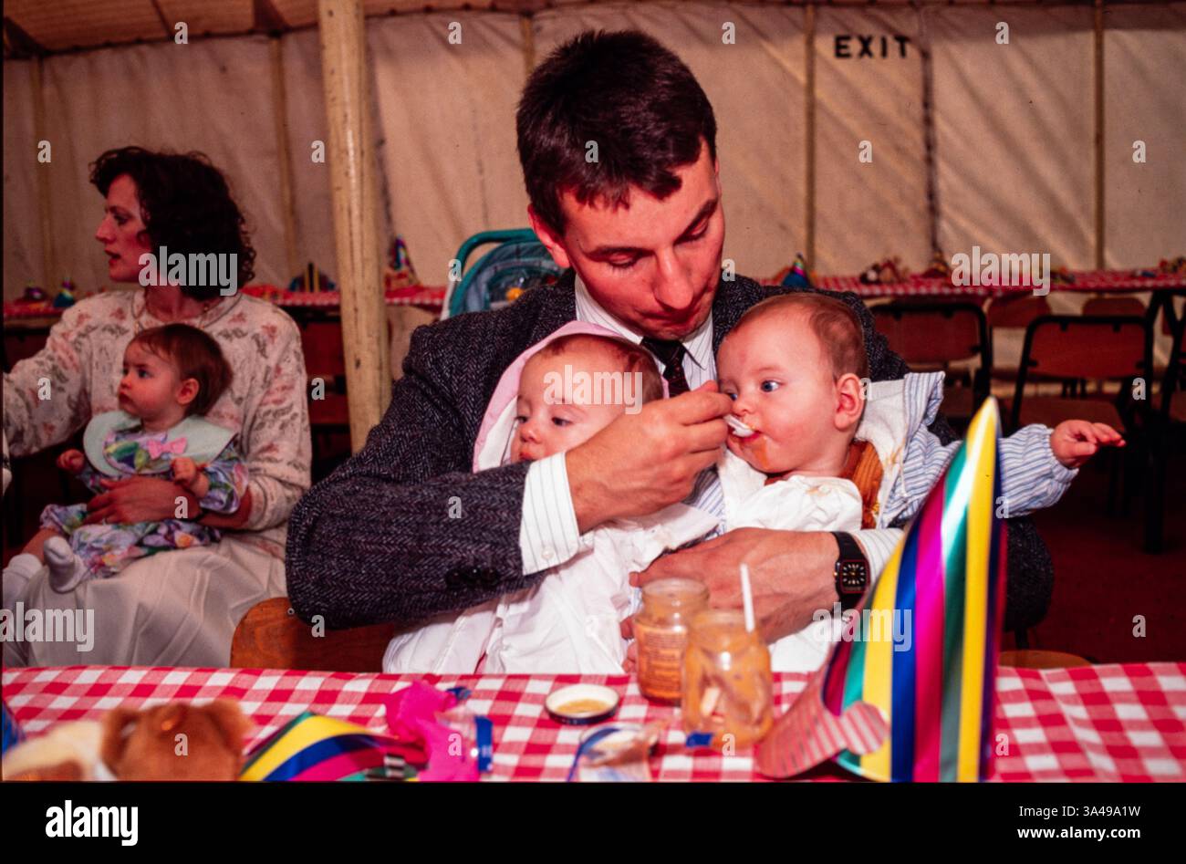 Londra Inghilterra Un raduno di genitori e dei loro figli tutti nati a causa di IVF, Hyde Park, fine anni '1980 Foto Stock