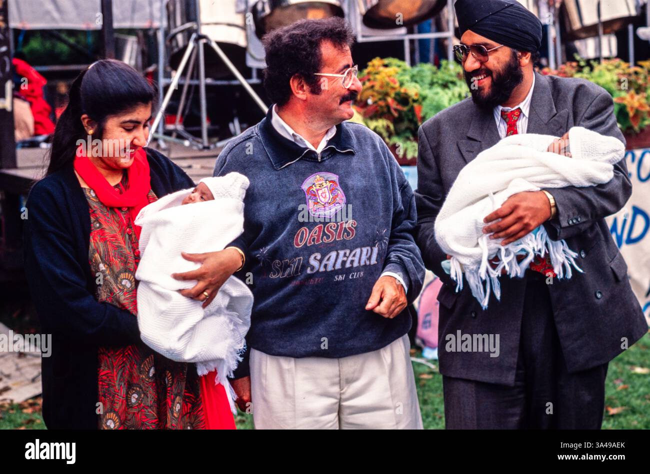 Londra Inghilterra Un raduno di genitori e dei loro figli tutti nati a causa della fecondazione in vitro, con il pioniere della fecondazione in vitro professor Robert Winston a Hyde Park, alla fine degli anni '1980 Foto Stock