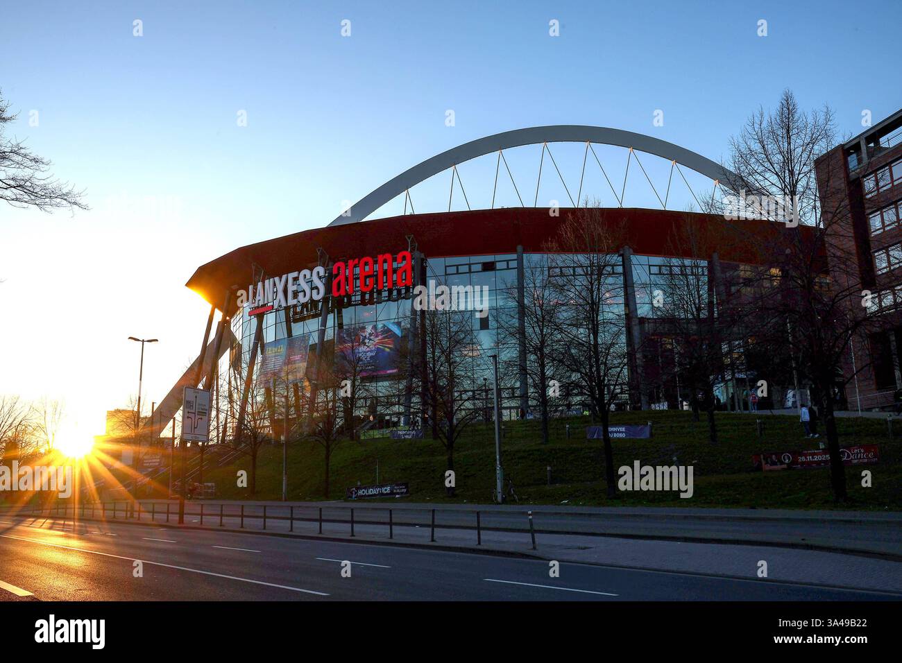 18.03.2025, Lanxess-Arena Köln Aussenansicht im Sonnenuntergang zur Blauen Stunde Nordrhein-Westfalen Deutschland *** 18 03 2025, Lanxess Arena Colonia Vista esterna al tramonto durante l'ora blu della Renania settentrionale-Vestfalia Germania Foto Stock