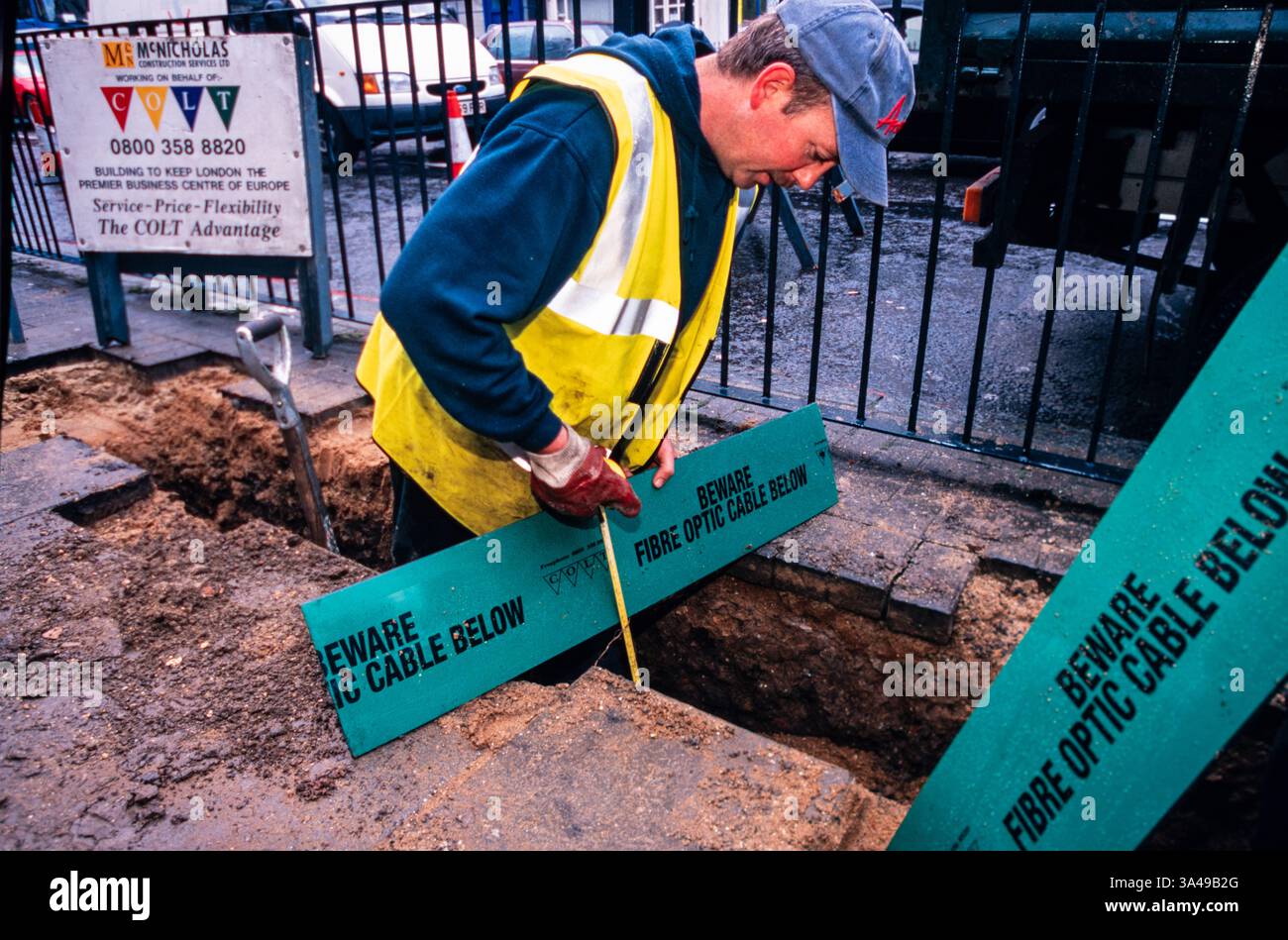 Posa di cavi in fibra ottica a Kings Cross, Londra, nei primi giorni della rivoluzione della banda larga degli anni '1990 Foto Stock