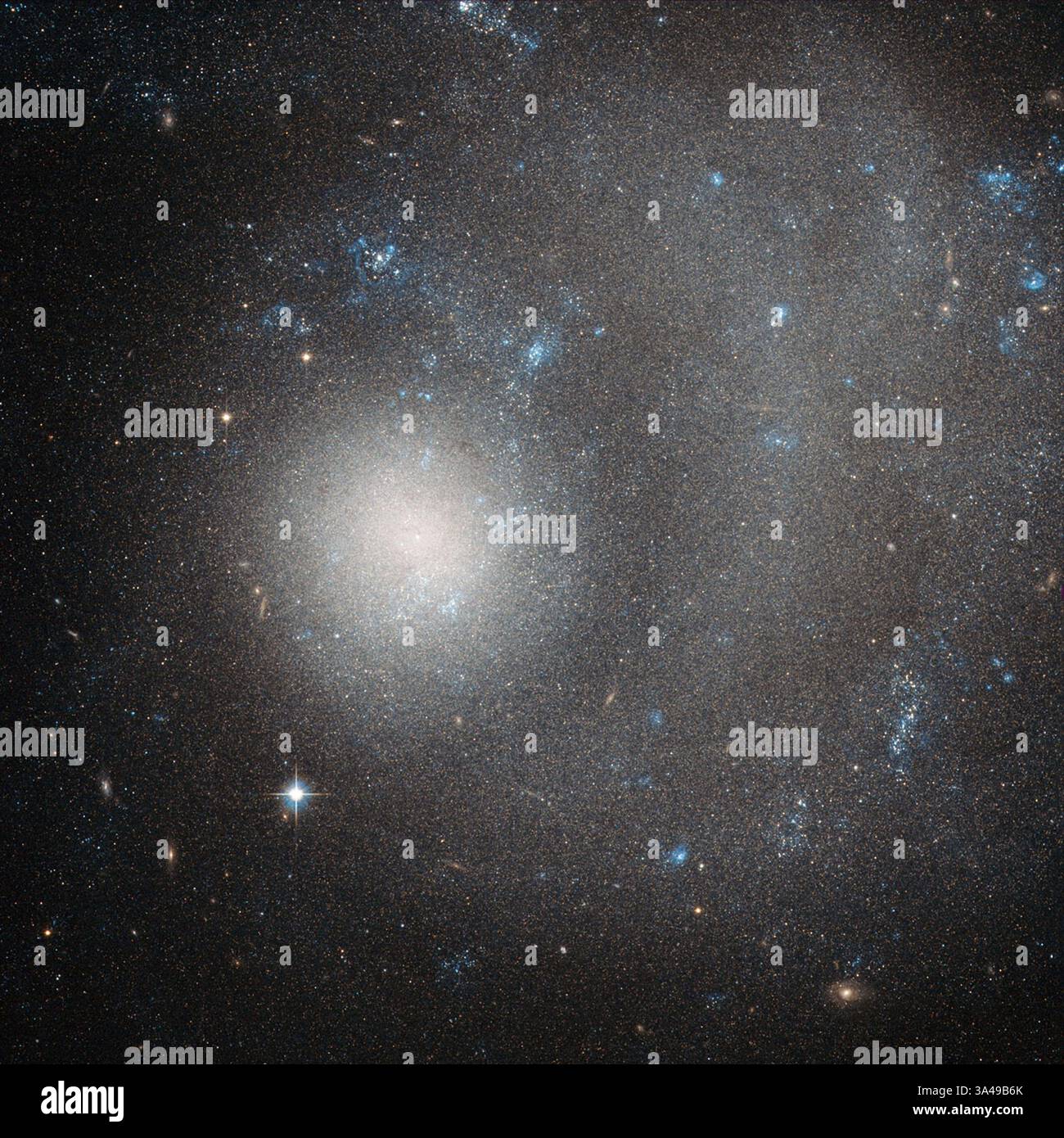 23 giugno 2014 - il soggetto di questa nuova immagine di Hubble è NGC 5474, una galassia nana situata a 21 milioni di anni luce di distanza nella costellazione dell'Orsa maggiore (il grande Orso). Questa splendida immagine è stata scattata con la fotocamera avanzata per sondaggi (ACS) di Hubble. Il termine ''galassia nana'' può sembrare diminutivo, ma non lasciarti ingannare da questo NGC 5474 contiene diversi miliardi di stelle! Tuttavia, rispetto alla via Lattea con le sue centinaia di miliardi di stelle, NGC 5474 sembra davvero relativamente piccolo. NGC 5474 fa parte del gruppo Messier 101. La galassia più luminosa all'interno di questo gruppo è la nota S. Foto Stock