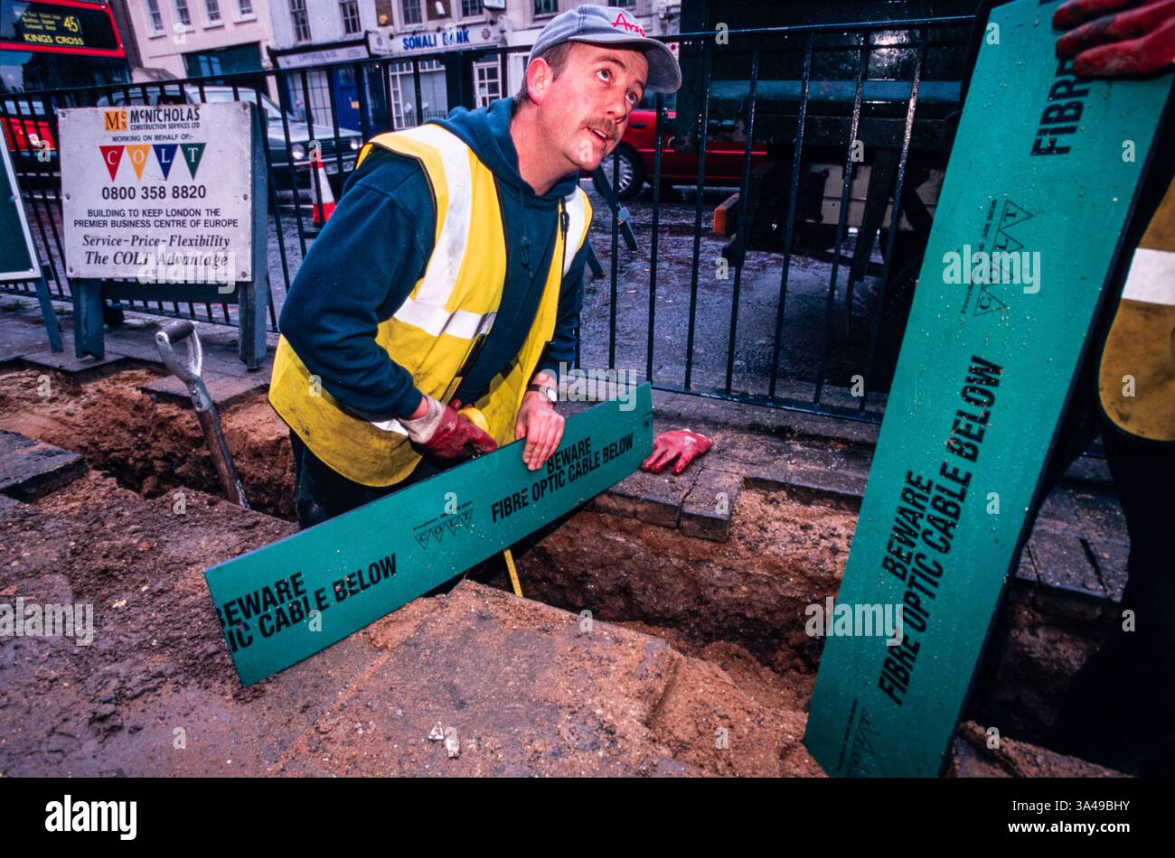 Posa di cavi in fibra ottica a Kings Cross, Londra, nei primi giorni della rivoluzione della banda larga degli anni '1990 Foto Stock