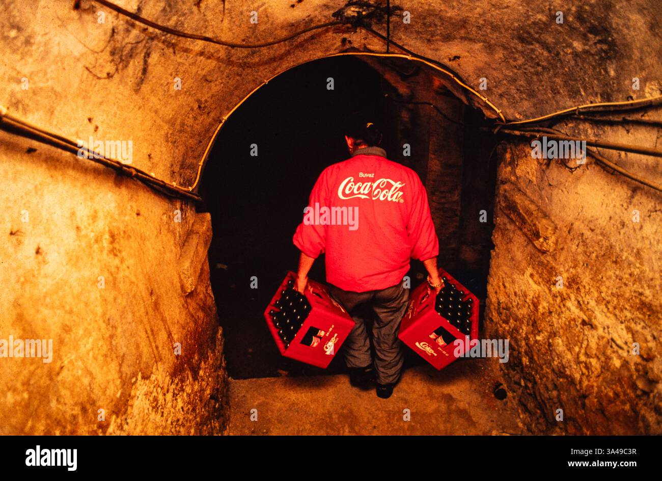 Consegna Coca-Cola nel seminterrato di un ristorante, Madrid, Spagna. Foto Stock