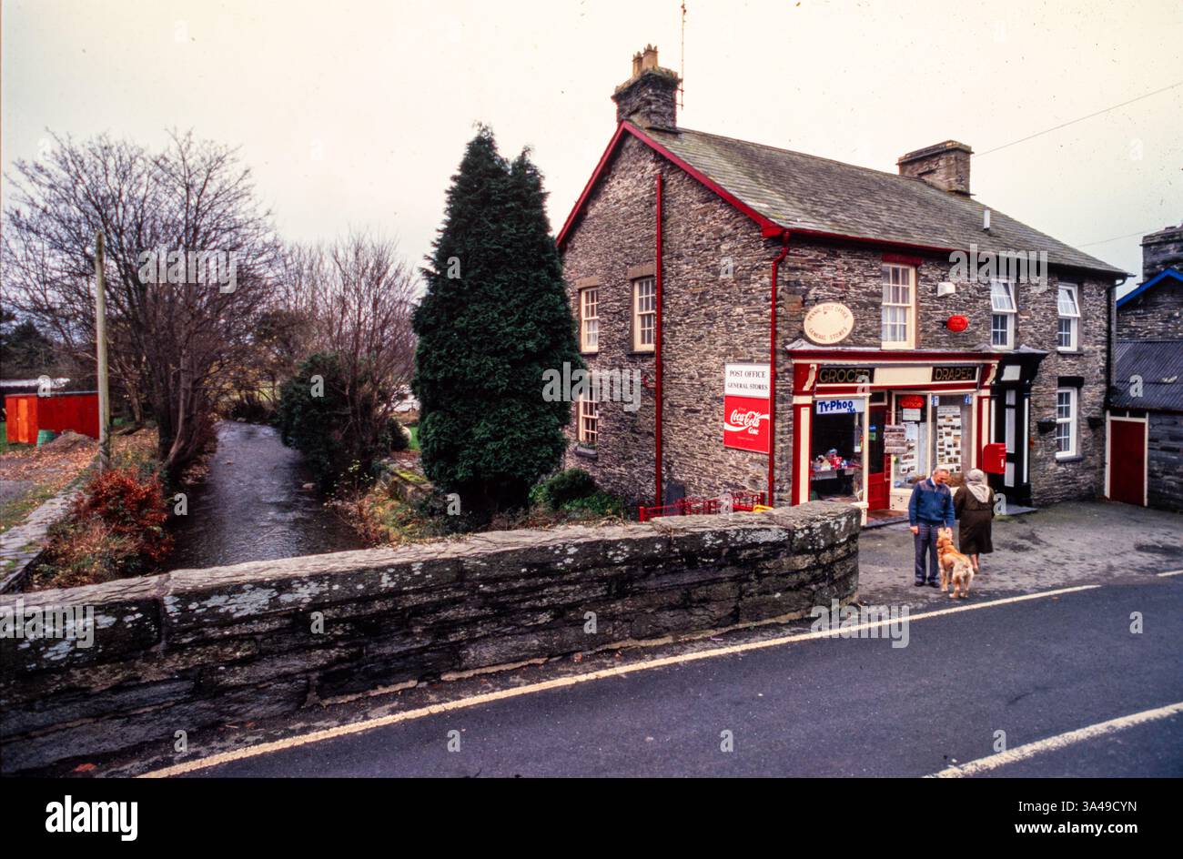 Negozio del villaggio, vicino a un piccolo fiume, Devon, Inghilterra Foto Stock