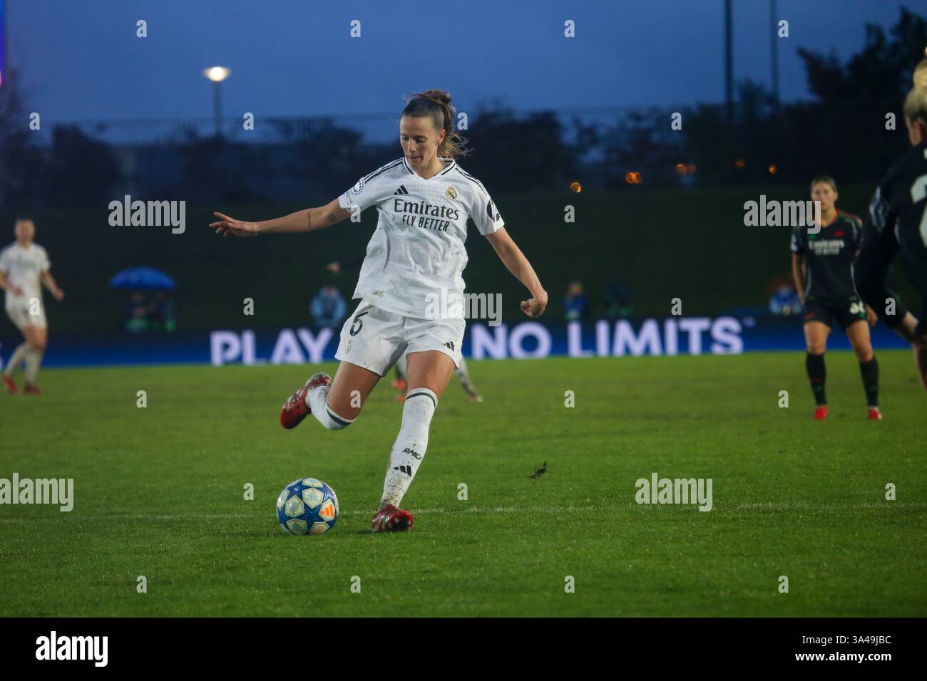 Madrid, Spagna, 18 marzo 2025: Sandra Toletti del Real Madrid (6) con la palla durante i quarti di finale di UEFA Women's Champions League 2024-25, partita di andata tra Real Madrid e Arsenal Women FC il 18 marzo 2025, all'Estadio Alfredo di Stéfano di Madrid, Spagna. Crediti: Alberto Brevers / Alamy Live News. Foto Stock