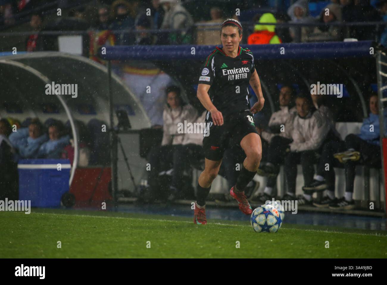 Madrid, Spagna, 18 marzo 2025: Mariona Caldentey (8) dell'Arsenal Women FC con la palla durante i quarti di finale di UEFA Women's Champions League 2024-25, partita di andata tra Real Madrid e Arsenal Women FC il 18 marzo 2025, all'Estadio Alfredo di Stéfano di Madrid, Spagna. Crediti: Alberto Brevers / Alamy Live News. Foto Stock
