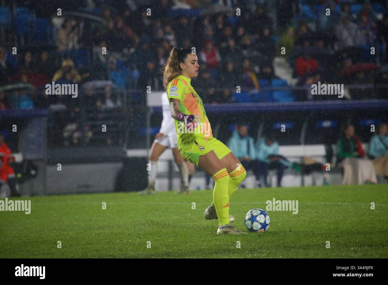 Madrid, Spagna, 18 marzo 2025: La portiere del Real Madrid, Misa (1), passa la palla durante i quarti di finale di UEFA Women's Champions League 2024-25, partita di andata tra Real Madrid e Arsenal Women FC il 18 marzo 2025, all'Estadio Alfredo di Stéfano di Madrid, Spagna. Crediti: Alberto Brevers / Alamy Live News. Foto Stock