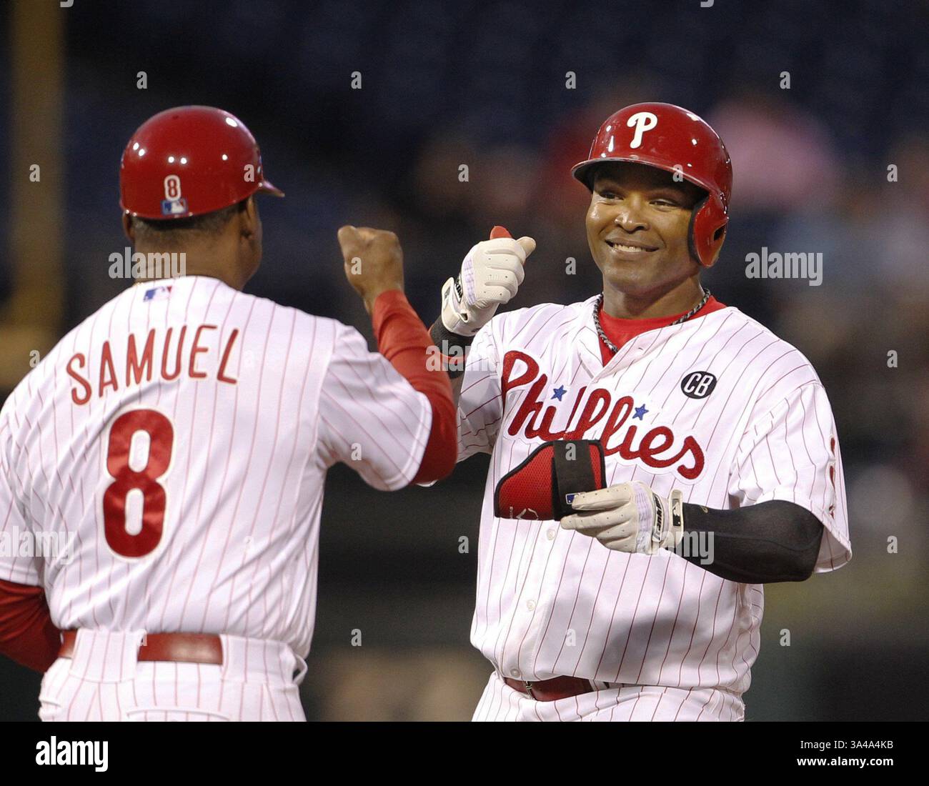 18 agosto 2014 - Philadelphia, PA, USA - Marlon Byrd dei Philadelphia Phillies si congratula con Juan Samuel per aver segnato Carlos Ruiz durante la partita contro i Seattle Mariners lunedì 18 agosto 2014 al Citizens Bank Park di Philadelphia. (Immagine di credito: © Ron Cortes/MCT/ZUMA Wire) Foto Stock