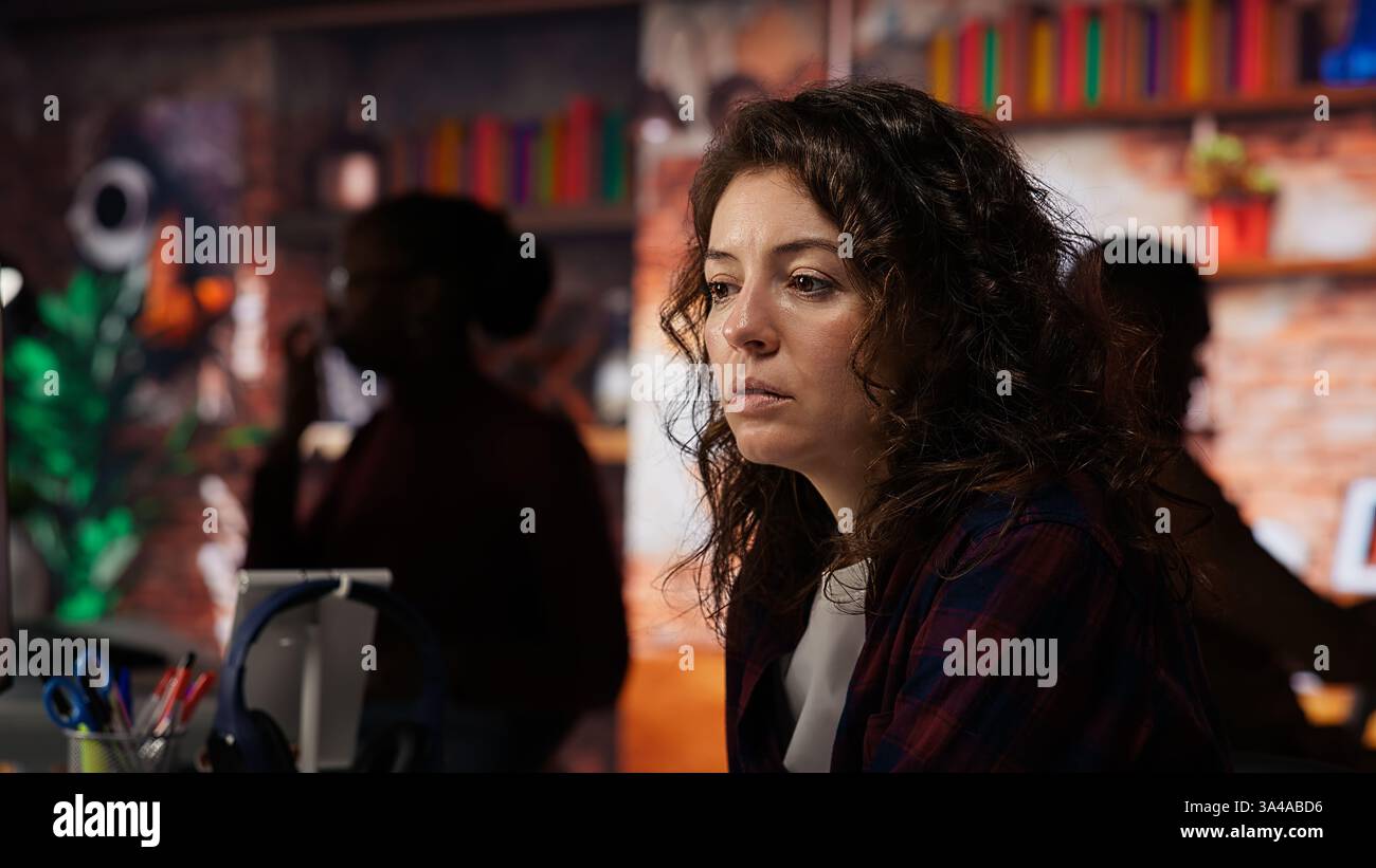 Dipendente che lavora in un ufficio startup innovativo utilizzando linguaggi di programmazione per creare applicazioni. Specialista IT dell'agenzia di sviluppo software che ottimizza il codice, digita sulla tastiera del computer, primo piano della fotocamera B. Foto Stock