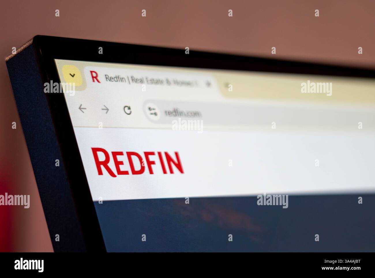 New York, USA - 17 marzo 2025: Sito web immobiliare redfin visualizzato sullo schermo di un computer con la scheda del browser aperta Foto Stock