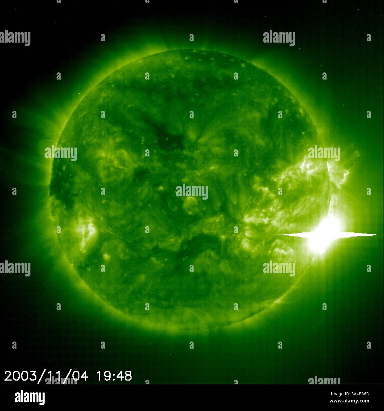 15 settembre 2014 - Halloween 2003 vivrà per sempre negli annali della storia solare. Nell'arco di due settimane incentrato sulla spaventosa celebrazione, i fisici solari hanno assistito all'attacco più sostenuto di attività solare da quando i satelliti sono scesi in cielo. L'Osservatorio solare ed eliosferico (SOHO) stava monitorando tutto. Il telescopio ultravioletto catturò il culmine dell'attività il 4 novembre 2003, mostrando un blister solare che scoppiava dalla regione attiva 10486 alle 19:29 GMT. I lampi solari sono il rilascio quasi istantaneo di energia causato da un loop di magnetismo che si innesta in un conf più stabile Foto Stock