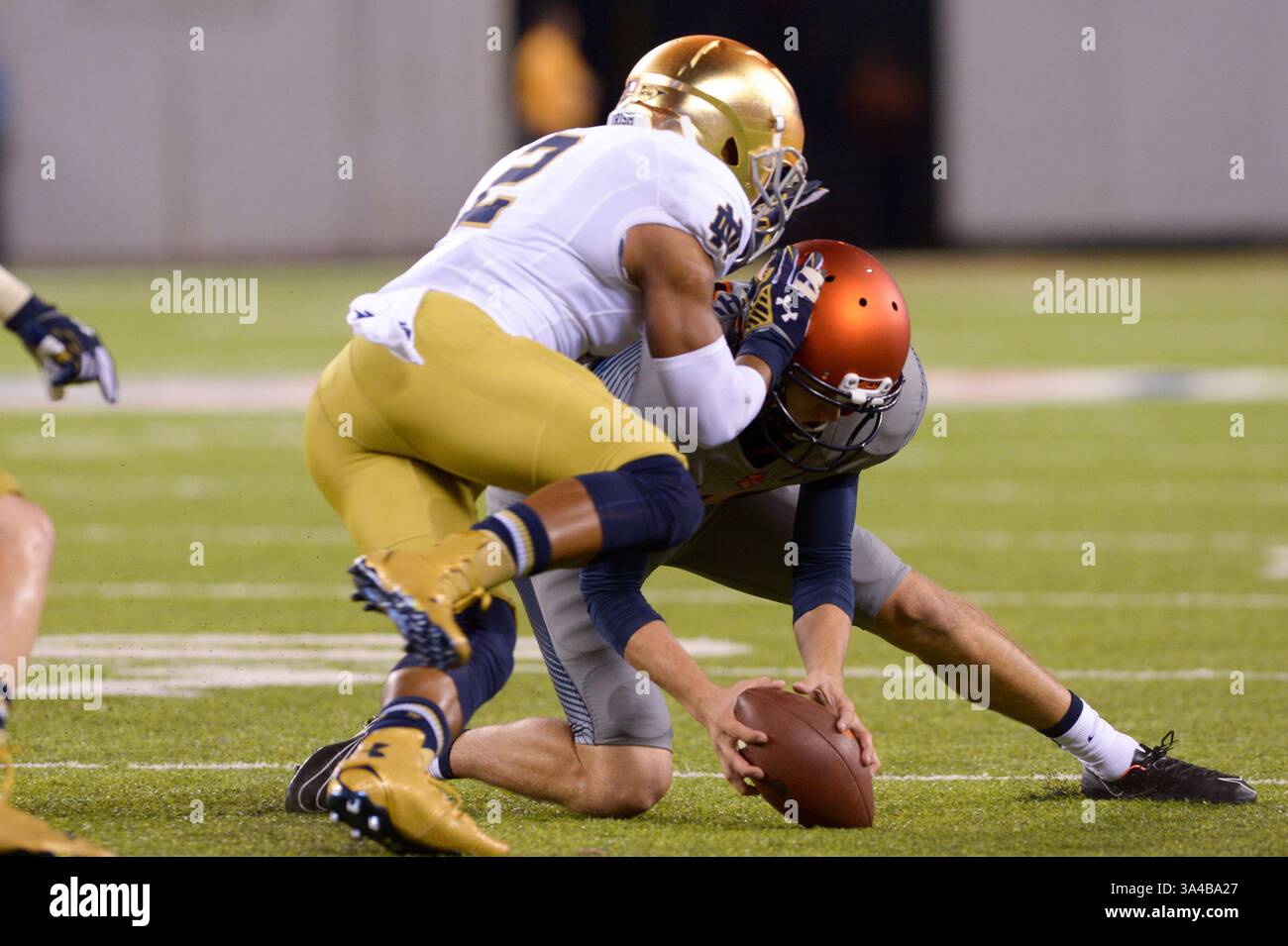 27 settembre 2014 - East Rutherford, New Jersey, U. S - il kicker del Syracuse Orange Place COLE MURPHY (48) afferra la palla libera prima che Notre Dame combatta contro il cornerback irlandese CODY RIGGS (2) possa recuperarla dopo un calcio bloccato nel quarto quarto periodo durante il New York's College Classic al MetLife Stadium di East Rutherford, New Jersey. Notre Dame sconfisse il Syracuse 31-15 davanti a una folla record di 76.802 spettatori per una partita al college allo stadio. (Immagine di credito: © Michael Johnson/ZUMA Wire) Foto Stock