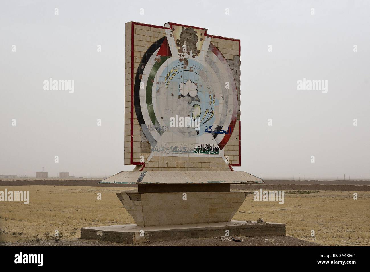 28 settembre 2014 - al-Yarubiyah, Siria, Siria - 28/09/2014. Al-Yarubiyah, Siria. Pock segnato da proiettili, un segno di ringraziamento per aver visitato il governo siriano di Hasakah si trova alla periferia della città di confine siriana di al-Yarubiyah... di fronte l'uno all'altro attraverso il confine tra Iraq e Siria, le città di al-Yarubiyah, Siria, e Rabia, Iraq, sono state prese dagli insorti dello Stato islamico nell'agosto 2014. Da allora la città di al-Yarubiyah e parti di Rabia sono state riconquistate dai combattenti dello YPG curdo siriano. Attualmente la situazione nelle città è statica, ma con grandi scambi di cecchini e pesanti mac Foto Stock