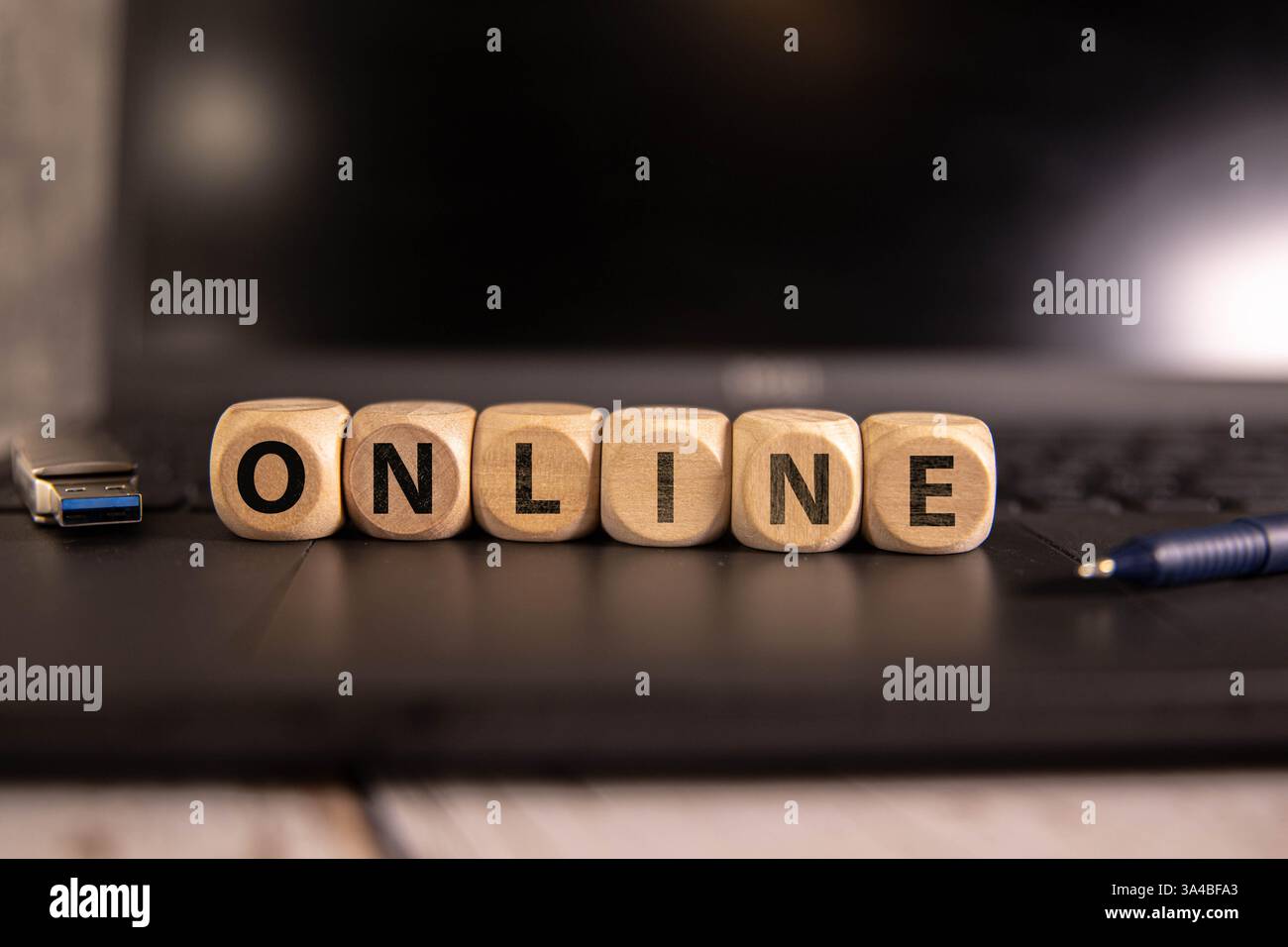 Scarica informazioni sui dati di elaborazione. Download dei dati dall'archiviazione cloud. Persona che utilizza un computer portatile con barra di download sullo schermo virtuale per scaricare i file. Foto Stock