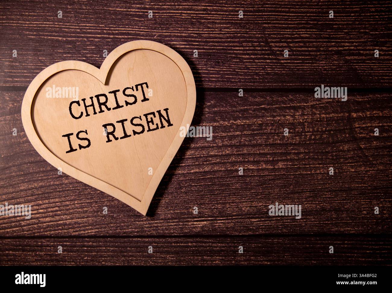 Foglie di palma su una tomba vuota e croce di legno su sfondo biblico aperto con spazio di copia per l'iscrizione. Concetto di Gesù che entra in Gerusalemme e Chris Foto Stock