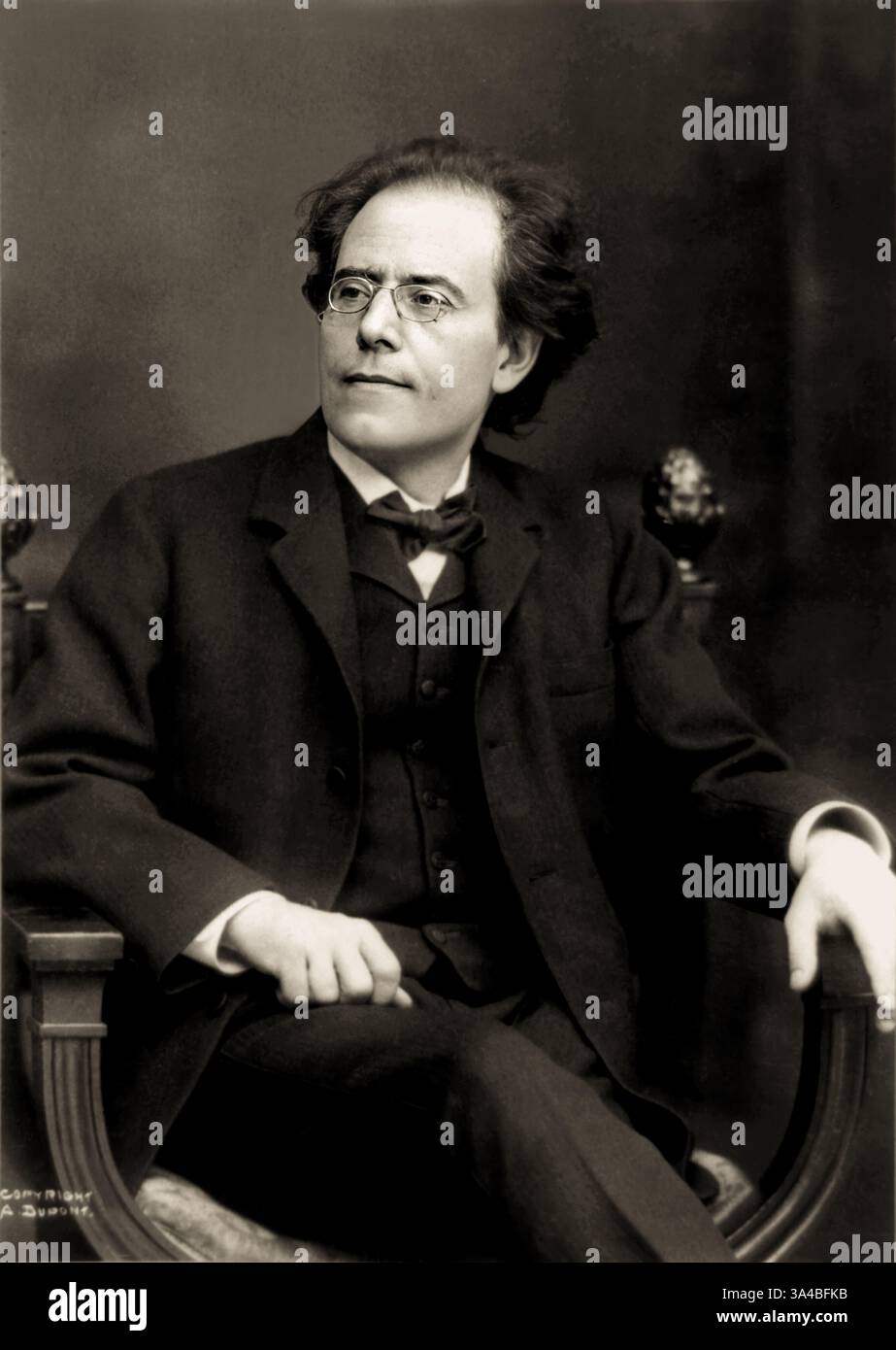 1907 c, NEW YORK , USA : il compositore austriaco di musica bohémien GUSTAV MAHLER ( 1860 - 1911 ) negli Stati Uniti . Visitò New York nel 1907 e diresse più di 70 concerti alla Carnegie Hall nei tre anni successivi. Foto di A. Dupont , N.Y. STORIA - FOTO STORICHE - MUSICA CLASSICA - CLASSICA - COMPOSITORE - MUSICISTA - ritratto - ritratto - occhiali - lenti - papillon - cravatta - lenti - occhiali da vista - pince nez --- ARCHIVIO GBB Foto Stock