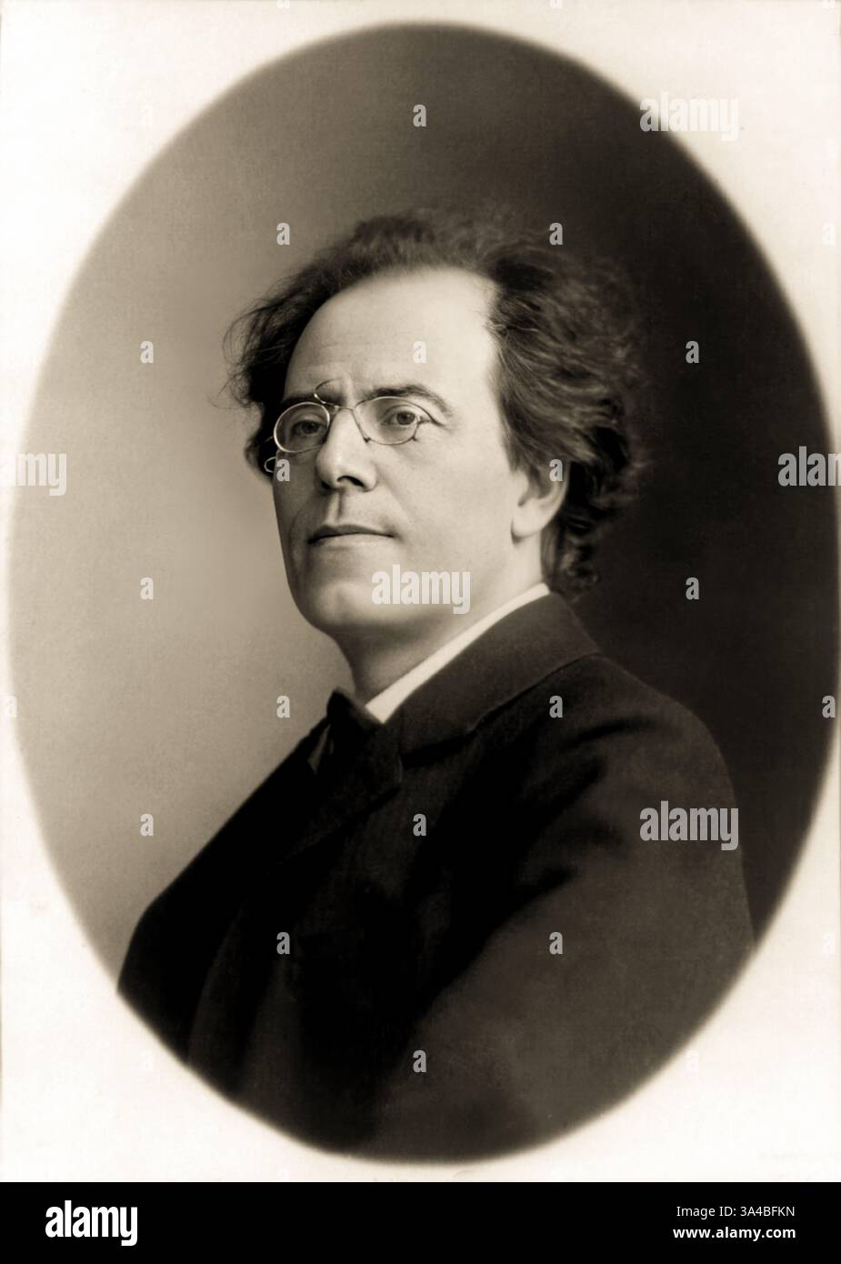 1907 c, NEW YORK , USA : il compositore austriaco di musica bohémien GUSTAV MAHLER ( 1860 - 1911 ) negli Stati Uniti . Visitò New York nel 1907 e diresse più di 70 concerti alla Carnegie Hall nei tre anni successivi. Foto di A. Dupont , N.Y. STORIA - FOTO STORICHE - MUSICA CLASSICA - CLASSICA - COMPOSITORE - MUSICISTA - ritratto - ritratto - occhiali - lenti - papillon - cravatta - lenti - occhiali da vista - pince nez --- ARCHIVIO GBB Foto Stock