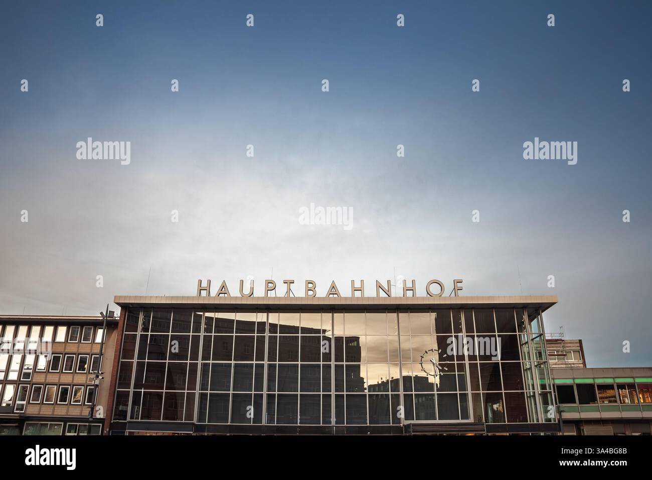 Stazione ferroviaria di Colonia, koln hbf, con la menzione hauptbahnhof (stazione ferroviaria principale in tedesco in Germania. Koln Hauptbahnhof o stazione centrale di Colonia Foto Stock