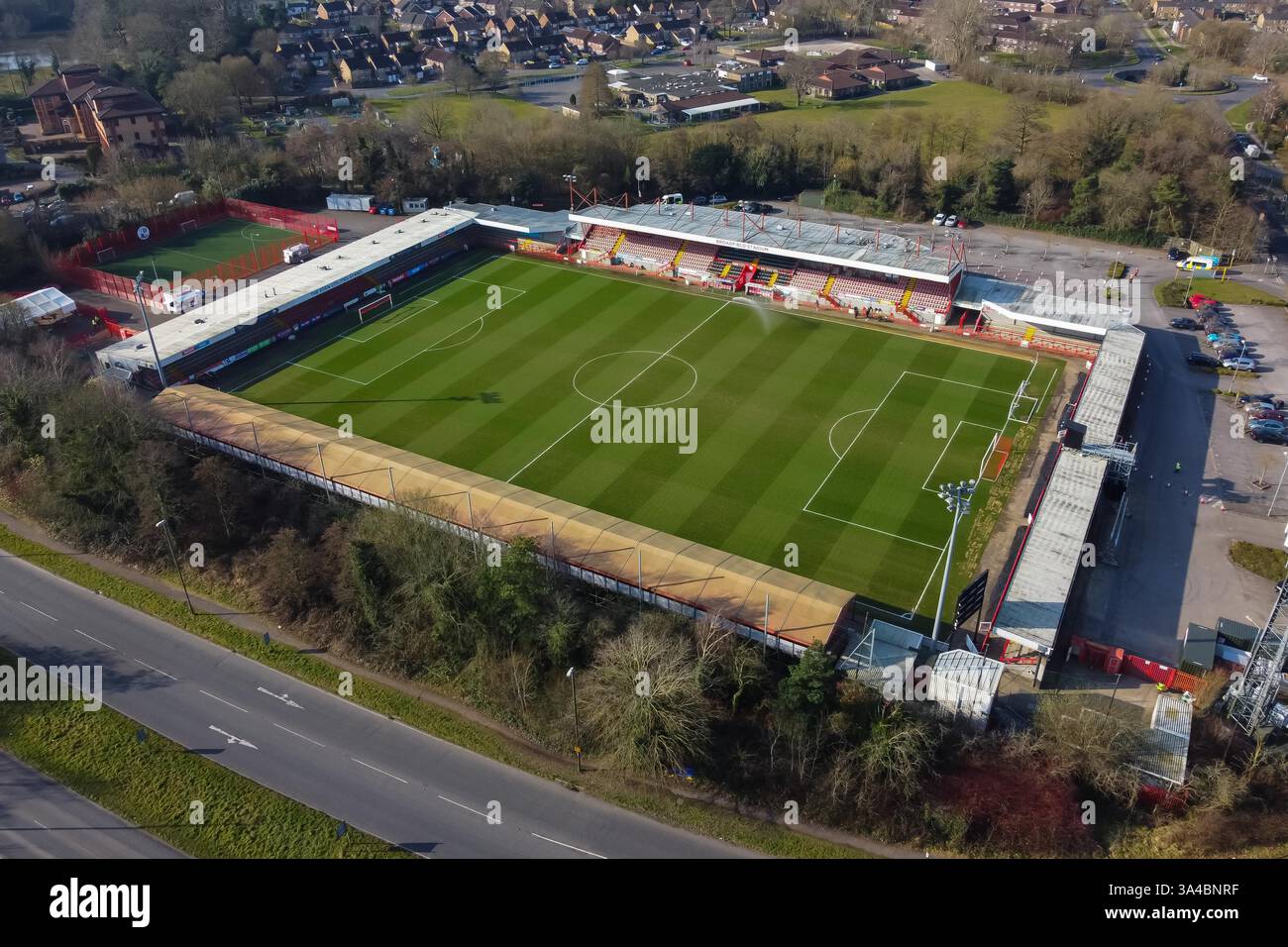 Vista aerea generale del Broadfield Stadium, sede della squadra di EFL League 1 del Crawley Town FC, a Crawley nel West Sussex, Regno Unito. Foto Stock