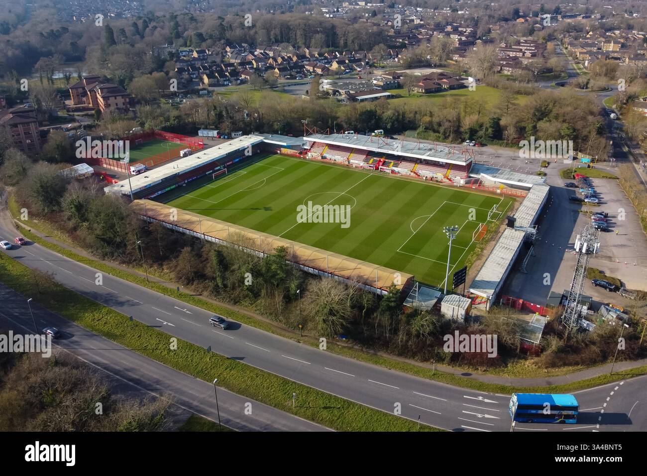 Vista aerea generale del Broadfield Stadium, sede della squadra di EFL League 1 del Crawley Town FC, a Crawley nel West Sussex, Regno Unito. Foto Stock