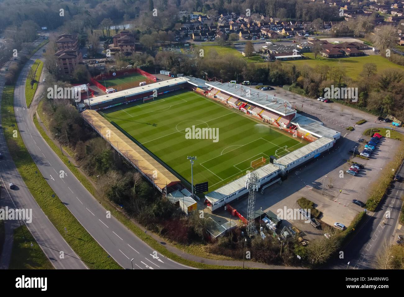 Vista aerea generale del Broadfield Stadium, sede della squadra di EFL League 1 del Crawley Town FC, a Crawley nel West Sussex, Regno Unito. Foto Stock
