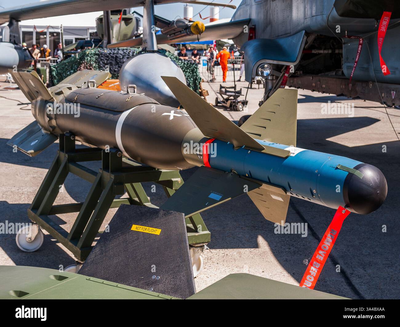 Belin, Germania - 11 giugno 2010: Raytheon GBU-24 Paveway III 2000 lbs bomba a guida laser nello show aereo di Berlino (ILA) 2010 Foto Stock