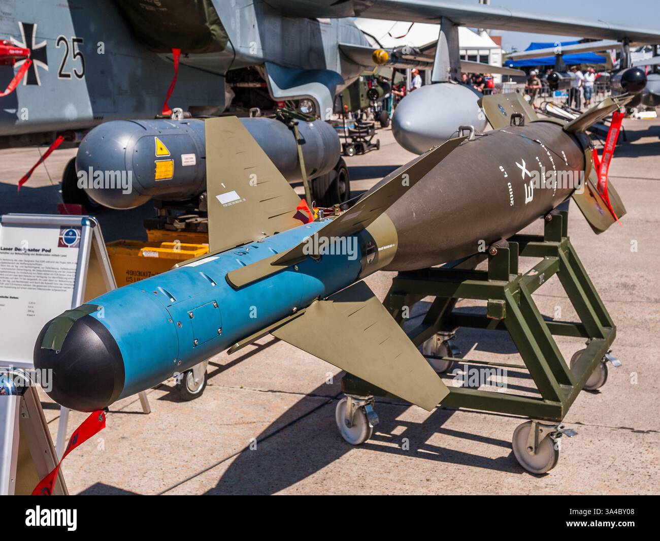 Belin, Germania - 11 giugno 2010: Raytheon GBU-24 Paveway III 2000 lbs bomba a guida laser nello show aereo di Berlino (ILA) 2010 Foto Stock
