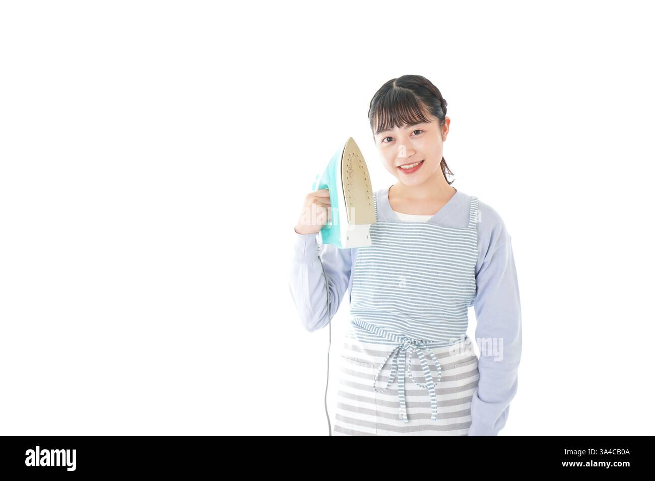 La giovane casalinga stirava Foto Stock