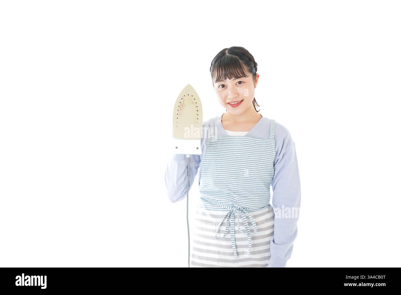 La giovane casalinga stirava Foto Stock