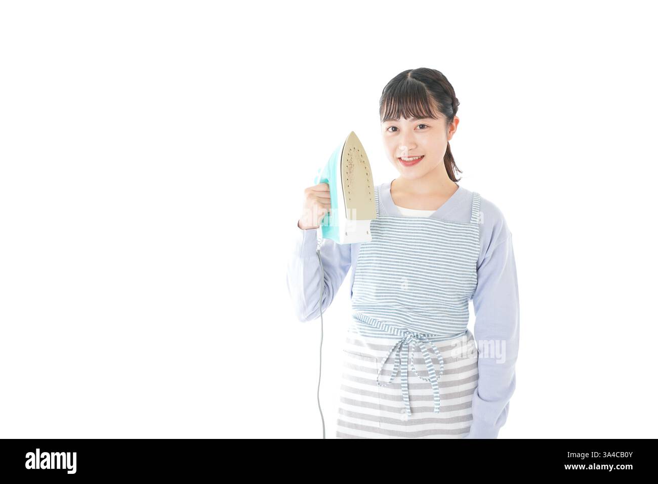 La giovane casalinga stirava Foto Stock