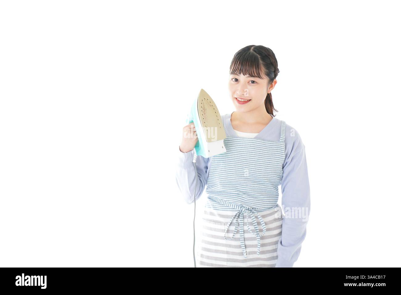 La giovane casalinga stirava Foto Stock