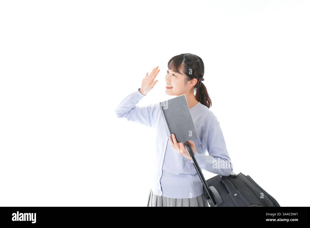 Giovane donna che viaggia da sola con una guida cartacea Foto Stock