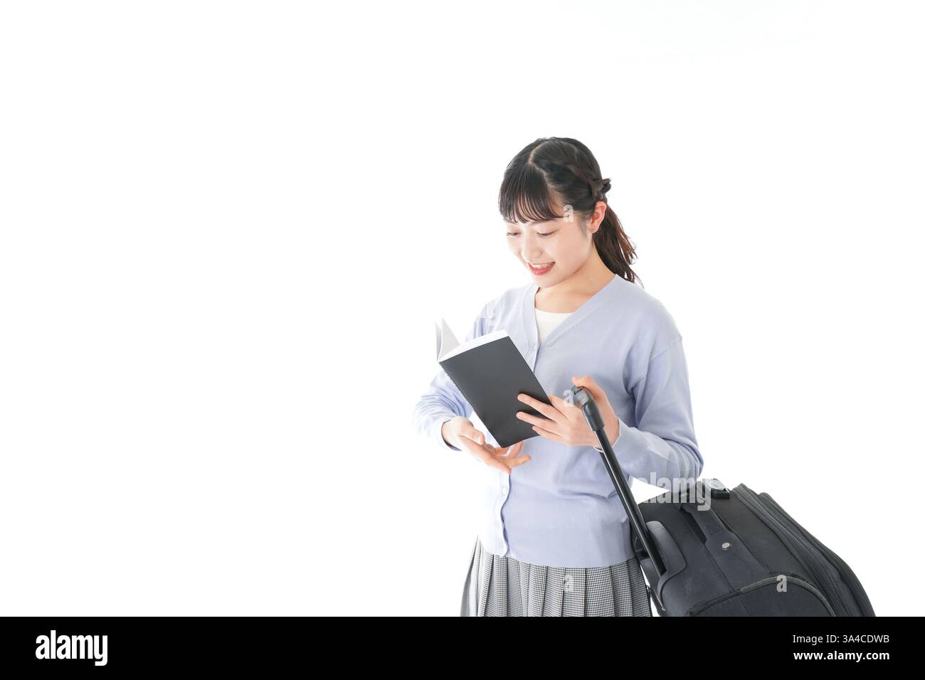 Giovane donna che viaggia da sola con una guida cartacea Foto Stock