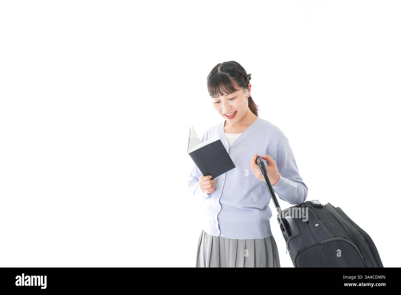 Giovane donna che viaggia da sola con una guida cartacea Foto Stock