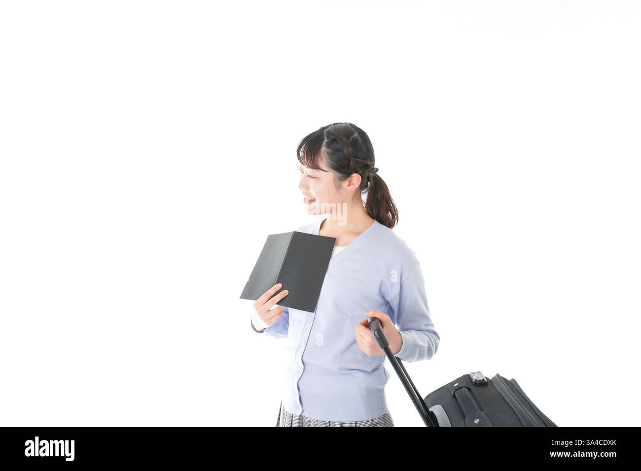 Giovane donna che viaggia da sola con una guida cartacea Foto Stock